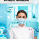Capa de eBook mostrando uma assistente de saúde bucal em uniforme branco segurando instrumentos odontológicos, com fundo de clínica dental moderna e ícones de dentes, escova e fio dental, título em tipografia bold.