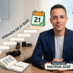 Psicólogo Mateus José apresenta o Desafio 21 Dias Reprogramação de Apego, mostrando uma pessoa transformando ansiedade em segurança emocional através de ferramentas digitais e escrita terapêutica.