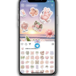 Tela de smartphone exibindo a edição de um Story do Instagram com adesivos femininos, sombras realistas e vídeo de fundo de praia, mostrando a variedade de recursos do pack StoriesPerfeitos.