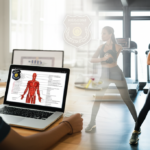 Pessoa estudando Educação Física EAD no laptop e praticando atividade física, simbolizando a flexibilidade e o preparo para carreiras no esporte e segurança pública.