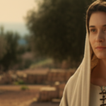 Maria, mãe de Jesus, em um cenário histórico da Terra Santa, representando a exploração documental de sua vida no curso de Rodrigo Alvarez.
