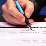 Candidato concentrado escrevendo em folha de prova da SEFAZ CE, com caneta e papéis estruturados, simbolizando preparação discursiva focada na banca FCC para aprovação.