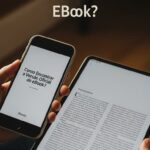 Idosos realizando exercícios cognitivos de um kit PDF, com cuidador ao lado, em ambiente doméstico.