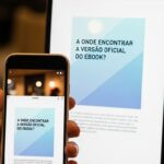 Capa do livro Subversivo de Lya Almeida mostrando Moon Dircksen e Riven Stratford em confronto tenso na cidade de Dellmount, iluminada por neon, simbolizando romance proibido e corrupção política.