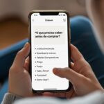 Acidente de carro em estrada rural durante tempestade de neve