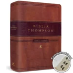 Bíblia de Estudo Thompson AEC Letra Grande com índice – capa azul escura, detalhes dourados, página aberta em impressão grande