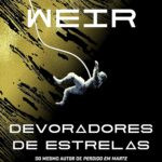 Capa do livro Devoradores de Estrelas de Andy Weir com Ryland Grace na nave Hail Mary e Astrofago consumindo o Sol