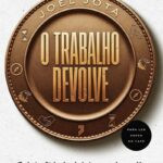 Capa do livro O Trabalho Devolve, com a frase 15 minutos diários de sabedoria para mudar sua vida, fundo dourado e imagem de uma pessoa em meditação ao amanhecer