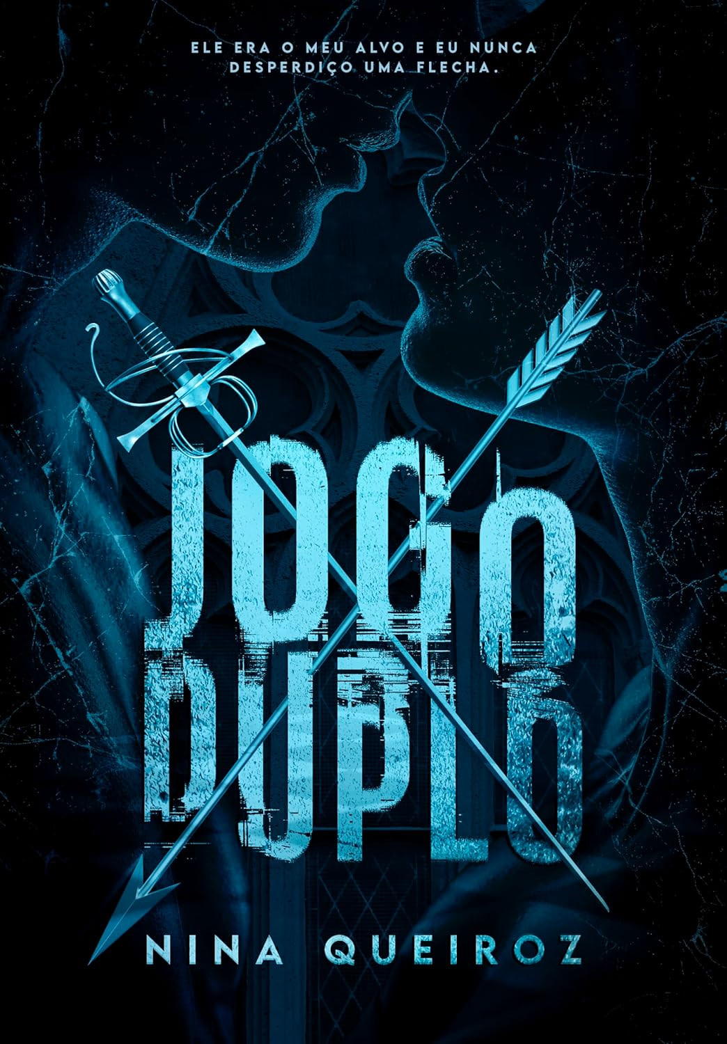 capa do livro Jogo Duplo de Nina Queiroz – arqueira Angel Hayes versus esgrimista Aaron Hart, romance new adult com tema de duelo e família encontrada