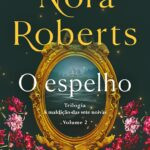 Capa do livro O Espelho (Vol. 2) da trilogia A maldição das sete noivas, de Nora Roberts, com mansão vitoriana à beira-mar no Maine, espelho antigo refletindo noiva fantasma
