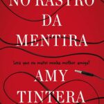 Capa do livro No Rastro da Mentira mostrando Lucy Chase, um microfone de podcast e a atmosfera sombria de Plumpton, Texas