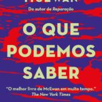 Capa ilustrada do livro O que podemos saber de Ian McEwan, com cenário pós-catástrofe climática e a busca por um poema perdido