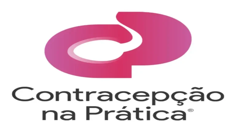 Contracepção na Prática: Avaliação Técnica e Veredito (CDC 2024) 1 Dr. Lucas e Dra. Cecília ministrando aula prática sobre inserção de DIU no curso Contracepção na Prática com material didático impresso