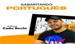 Aluno estudando gramática portuguesa usando celular em ambiente escolar.