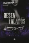 Capa do livro Desenfreados de Kelly M. com título e elementos sombrios