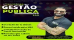 Profissional em uniforme militar revisando diploma de técnico em gestão pública, simbolizando formação acelerada para concursos.