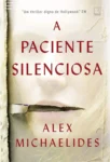 Capa do livro A Paciente Silenciosa de Alex Michaelides em ambiente de leitura