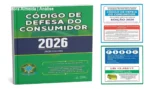 Exemplar físico do Código de Defesa do Consumidor 2026 com placas adesivas de sinalização para estabelecimentos