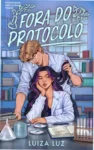 Capa do ebook Fora do Protocolo de Luiza Luz ambientado no cenário acadêmico de Harvard
