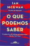 Capa do livro O que podemos saber de Ian McEwan em ambiente literário