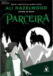 Capa do livro Parceira de Ali Hazelwood em ambiente literário