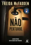 Capa do livro Não Perturbe de Freida McFadden com atmosfera de suspense psicológico